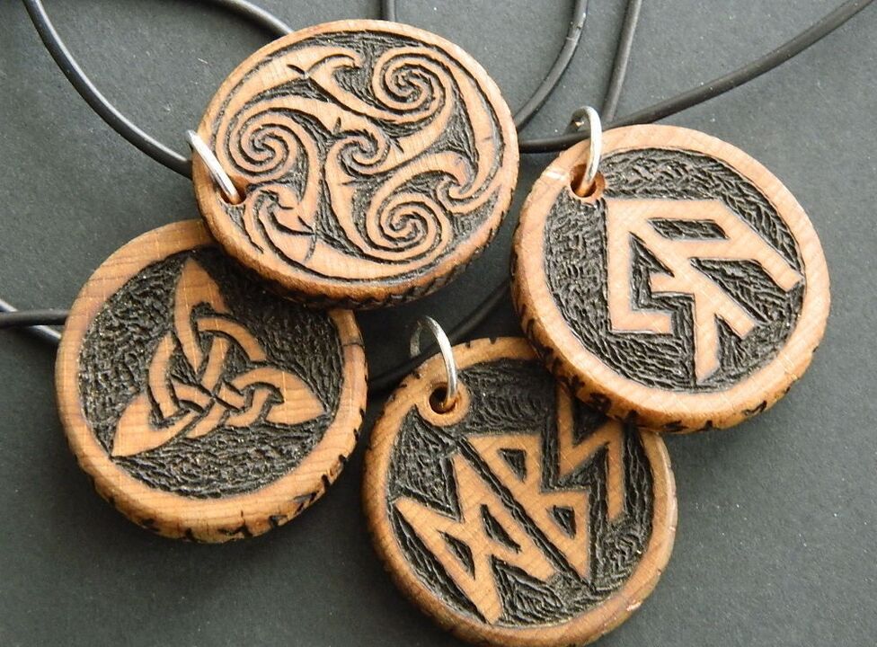 mặt dây chuyền với rune để cầu may mắn