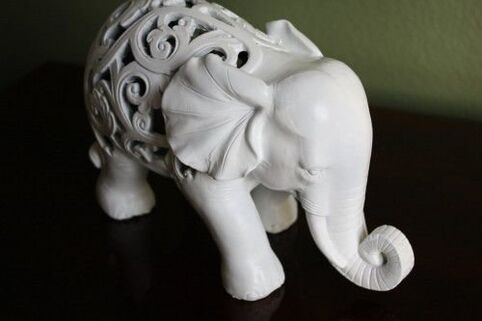 bức tượng nhỏ của một con voi như một tấm bùa hộ mệnh may mắn
